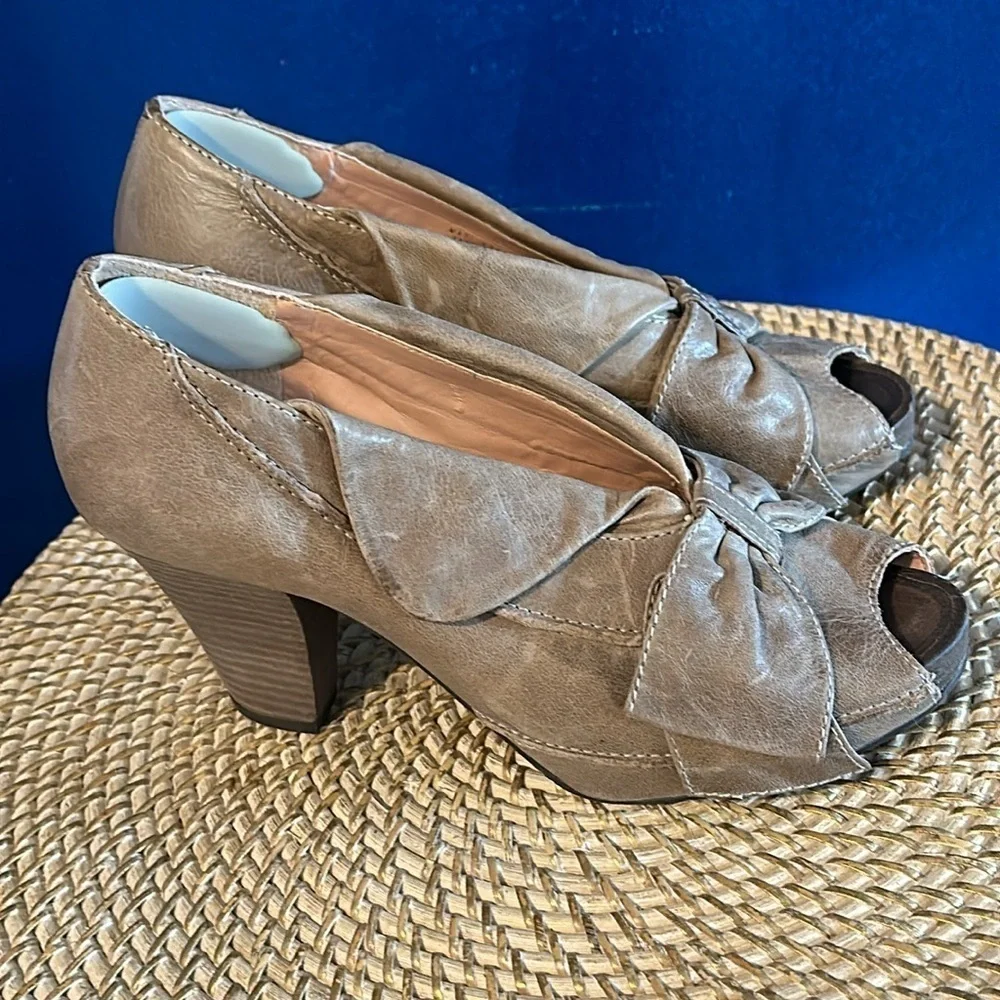 Women’s Anthropologie Miss Albright Leather Upper Bow Peep Toe Heels Size 8